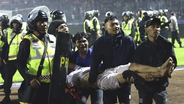 Drame lors d’un match de foot en Indonésie: plus de 174 morts dans un mouvement de foule au stade