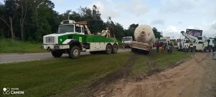 Accident sur l’autoroute du nord ce 28 octobre 2022: un camion citerne de gaz fait une sortie de route