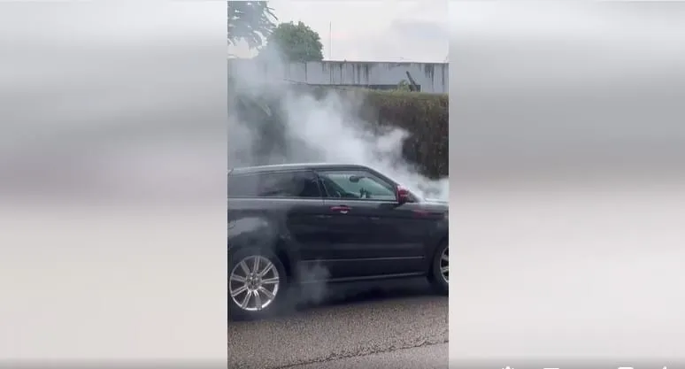 La voiture de Konnie Touré en feu