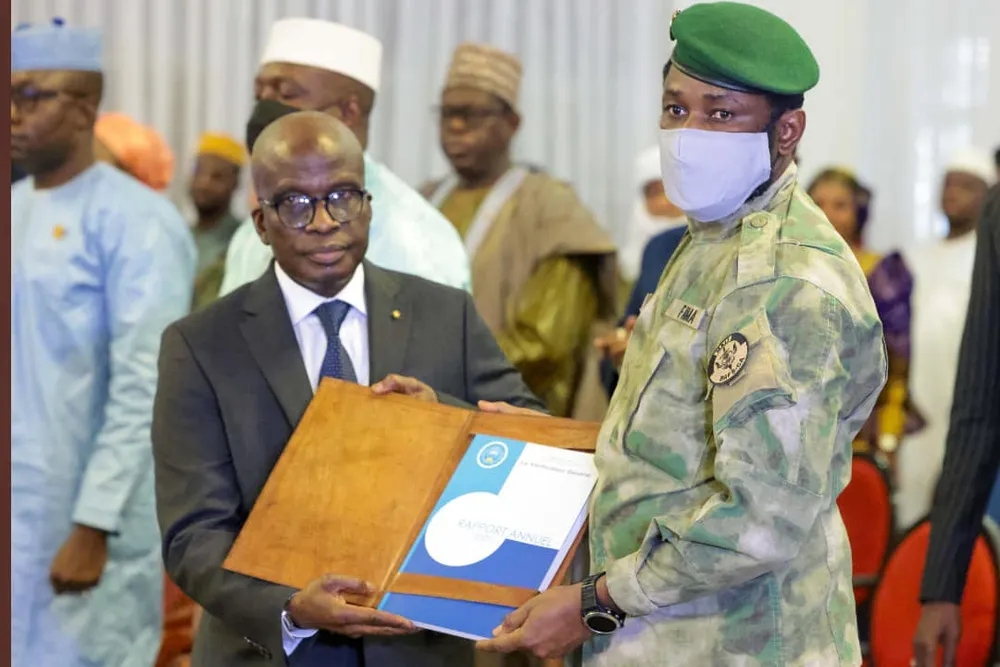 Lutte contre la corruption au Mali : remise du rapport annuel 2021 du Bureau du Vérificateur Général à Assimi Goïta