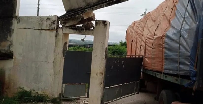 Accident: un camion détruit l’entrée principale du lycée moderne de Dimbokro