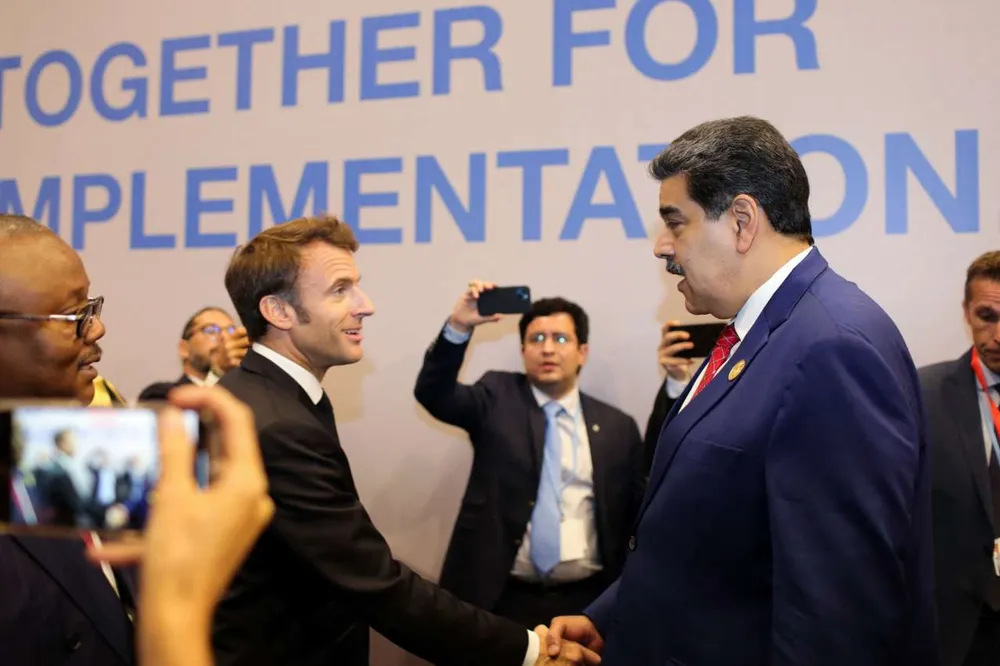 Brève entrevue Macron – Nicolas Maduro : quand le pétrole rend sage le président français