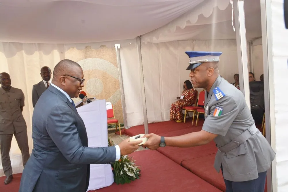 Infractions publicitaires : le ministre Amadou Coulibaly offre des véhicules d’intervention à la Brigade de la communication publicitaire