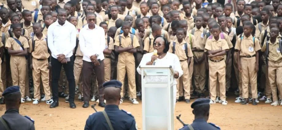 Congés anticipés : Anne Ouloto au lycée Nangui Abrogoua d’Adjamé, « l’acte que vous allez poser aujourd’hui va vous suivre demain »