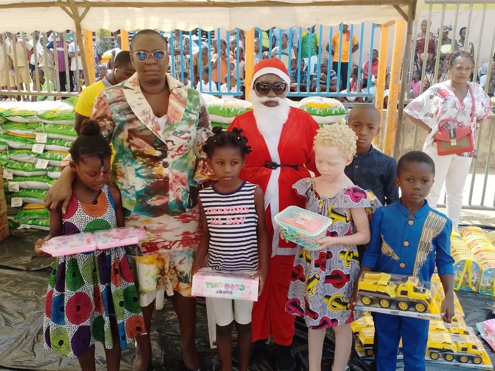 Noël 2022 à Yopougon Micao : la ministre Myss Belmonde Dogo des cadeaux à 200 enfants et des vivres à 100 ménages