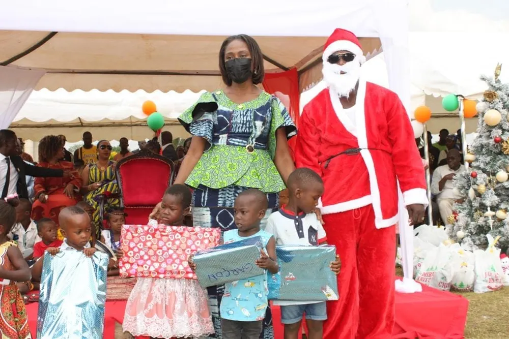 Noël 2022: Nady Bamba, l’épouse de Gbagbo, en véritable Mère Noël à Ouragahio