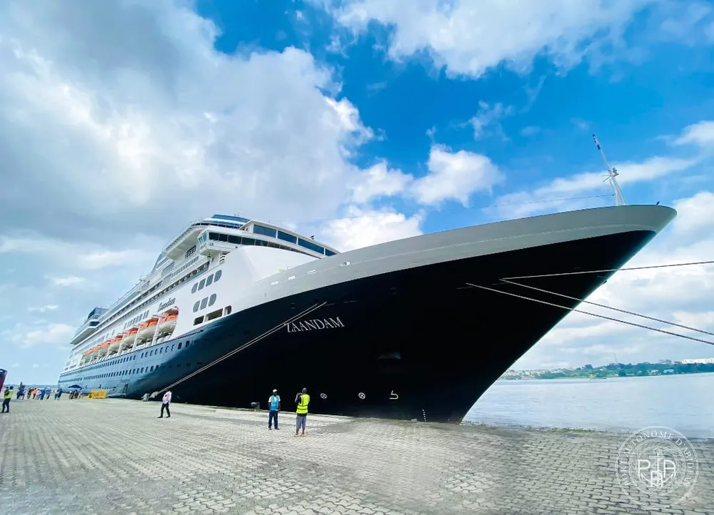 Un navire de croisière au port d’Abidjan