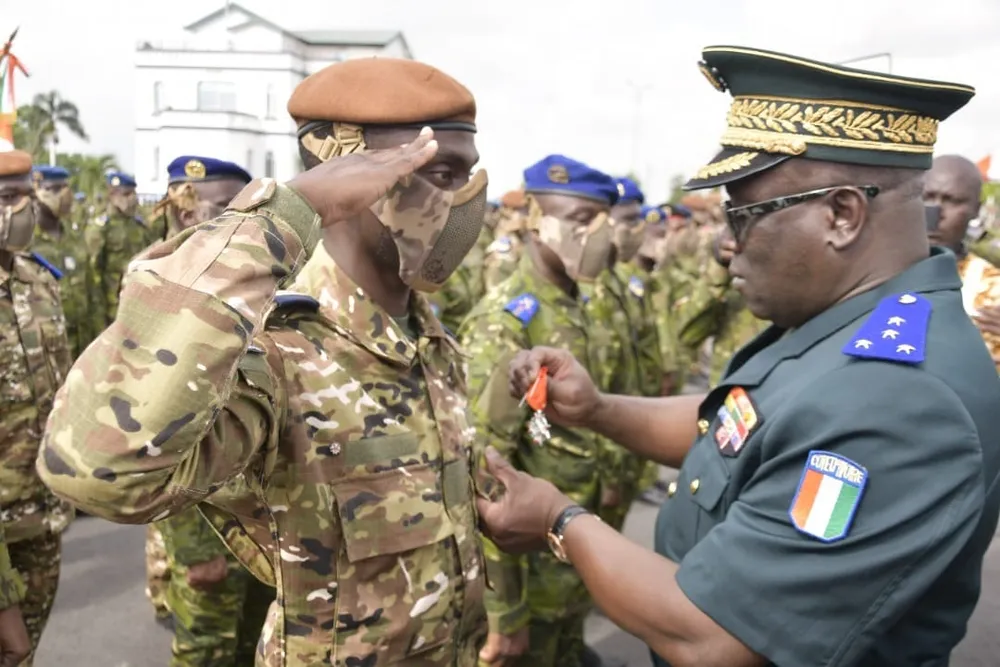 Décoration des « 49 soldats » et des Casques bleus ivoiriens de retour de la MINUSMA: des images