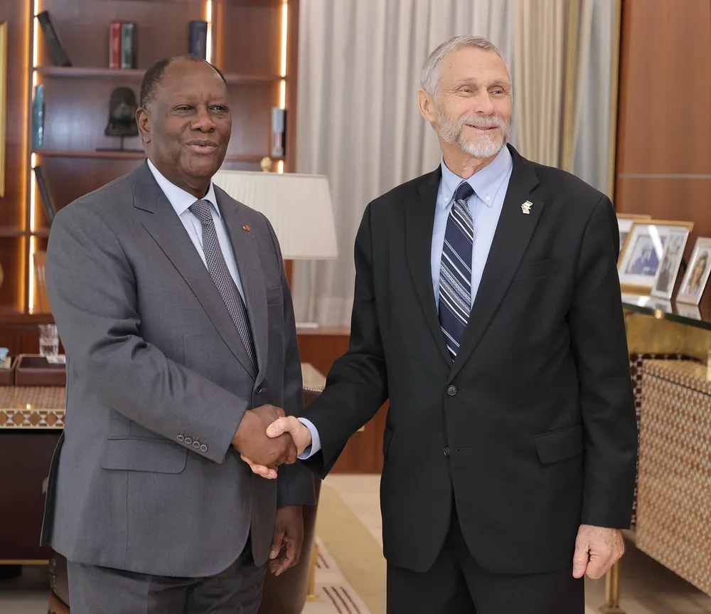 Richard Bell, l’Ambassadeur des États-Unis, fait ses adieux au président Ouattara