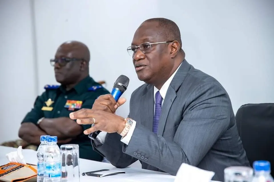 Téné Birahima Ouattara rend visite aux 49 soldats à Assinie: des images