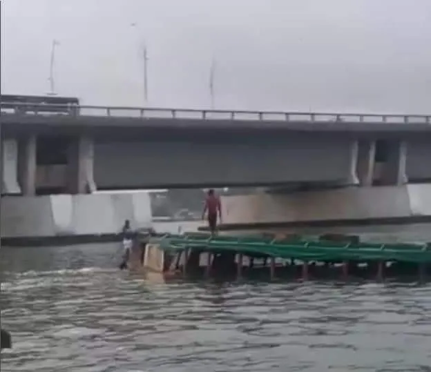 Abidjan : une pinasse relient Abobo-Doumé au Plateau se renverse avec des passagers à bord