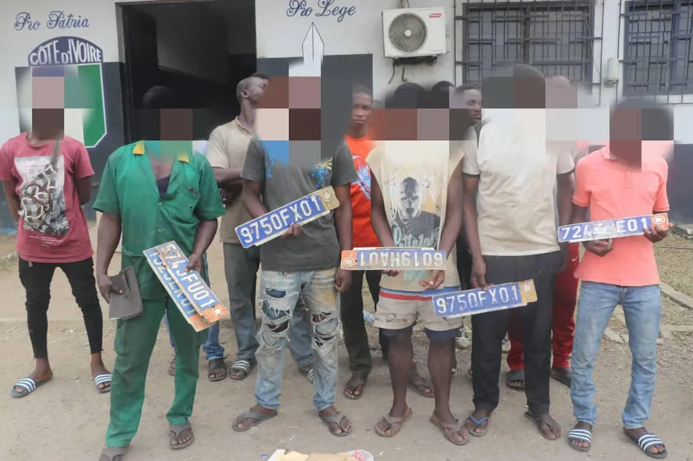 Frappes à froid illégales : des réseaux démantelés à Abidjan, 47 personnes arrêtées et de fausses plaques d’immatriculation saisies