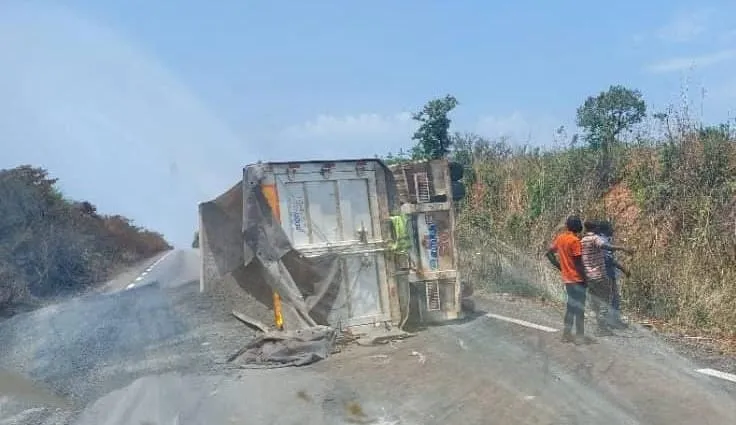 Accident sur l’axe Katiola-Niakara: un camion se renverse et bloque la circulation
