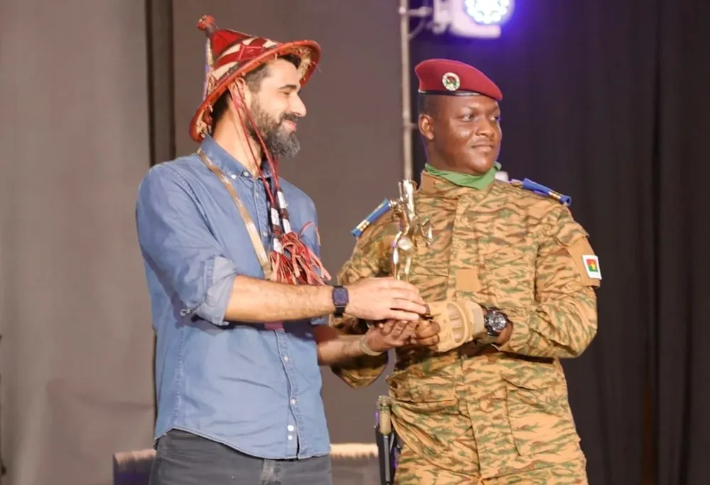 FESPACO 2023: le Capitaine Ibrahim Traoré remet l’Etalon d’Or à Youssef Chebbi