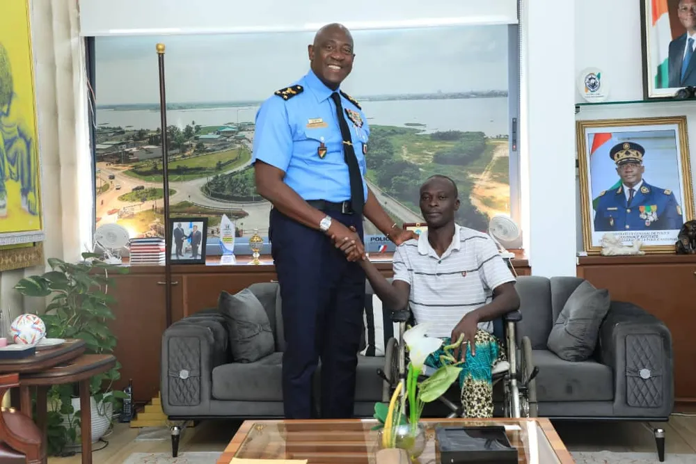 Côte d’Ivoire : le DG de la Police reçoit le Sergent-Chef Dao Djadou, amputé de la jambe gauche, des images
