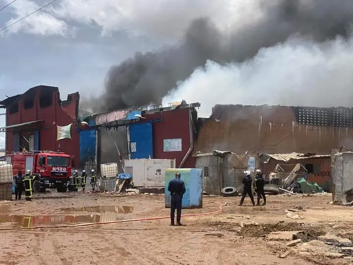 Incendie dans une usine de fabrication de matelas à Port-Bouët ce 28 mars : le maire sur les lieux du drame
