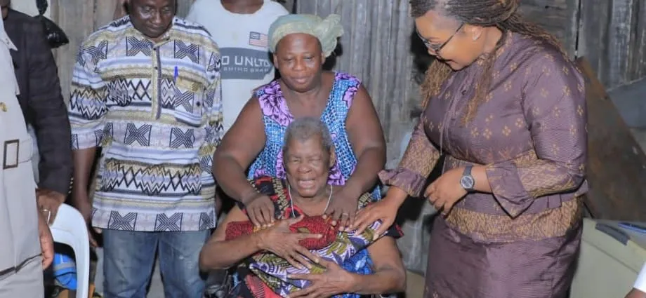Amenan N’Guessan, une actrice de la marche des femmes de Bassam en 1949, reçoit le soutien le gouvernement