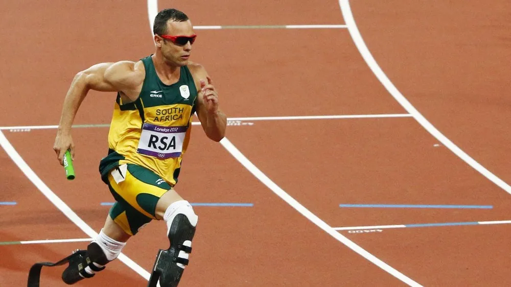 Oscar Pistorius, le champion paralympique sud-africain, qui a tué sa petite amie il y a dix ans, saura bientôt s’il est libéré