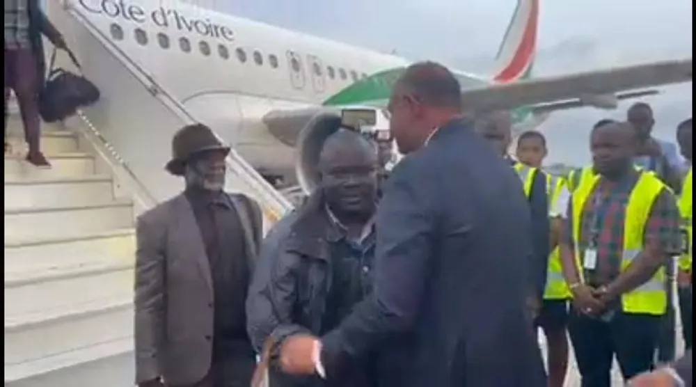 Les premiers Ivoiriens rapatriés de Tunisie sont arrivés à Abidjan accueillis par Patrick Achi
