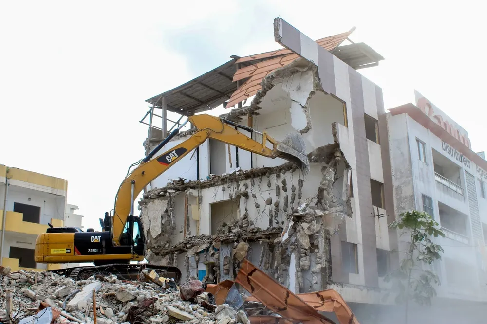 Démolition d’un immeuble R+3 à Songon ce 30 mai 2023 par le ministère de la Construction
