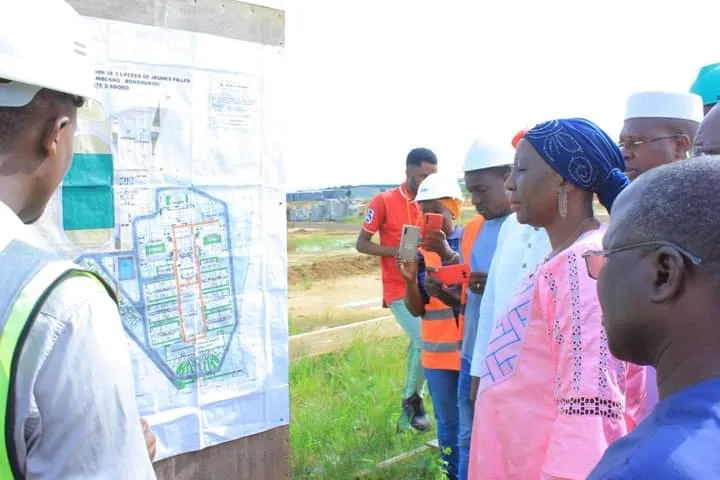 Construction du lycée d’excellence des jeunes filles d’Abobo: Kandia Camara sur le terrain