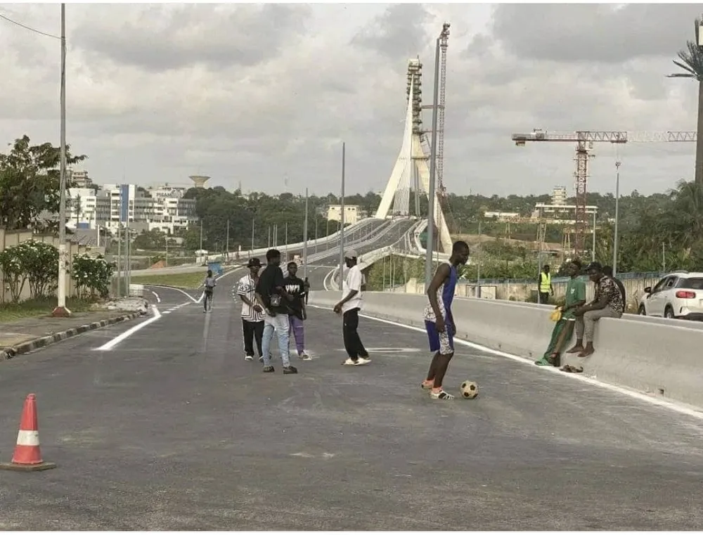 Le 5ème pont d’Abidjan déjà devenu un terrain de football