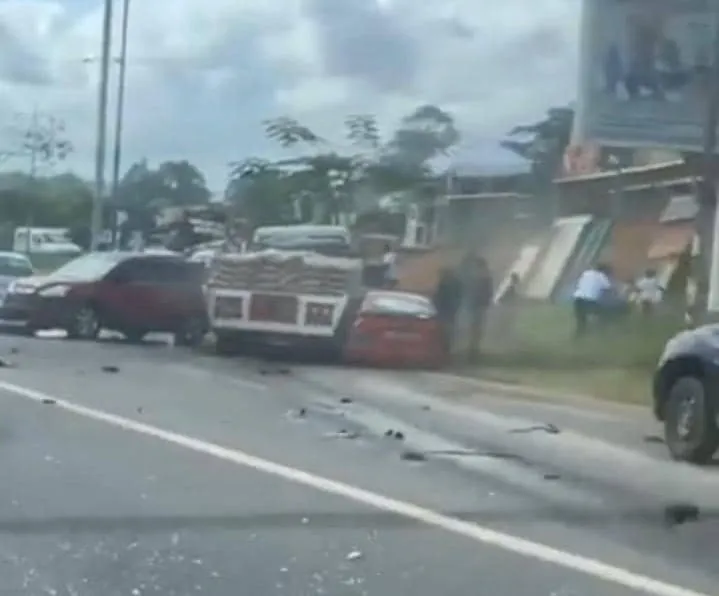 Accident à Bingerville ce 13 mai 2023 : un camion percute plusieurs véhicules, des images
