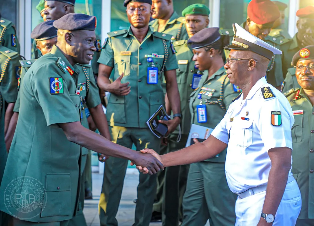 Une forte délégation de cadres militaires et d’officiers supérieurs de l’armée Nigéria au Port d’Abidjan