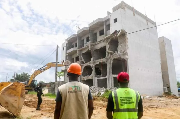 Démolition d’un immeuble R+3 en construction à Songon.