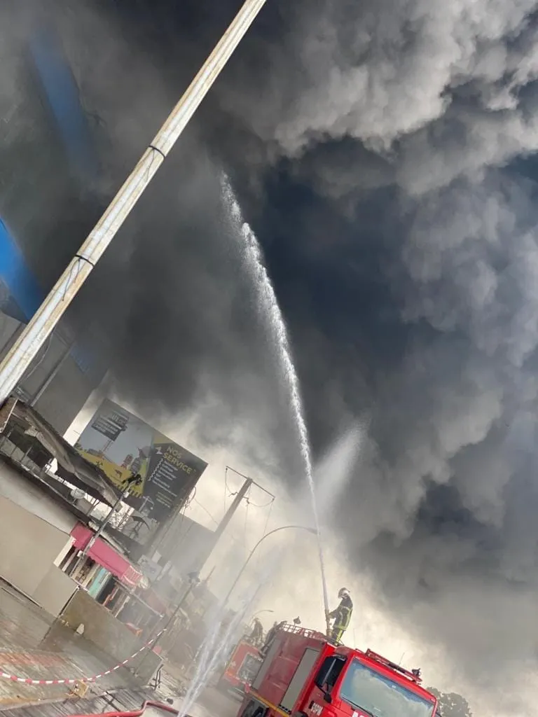 Incendie supermarché chic shop à la Riviera 9 kilo: des images