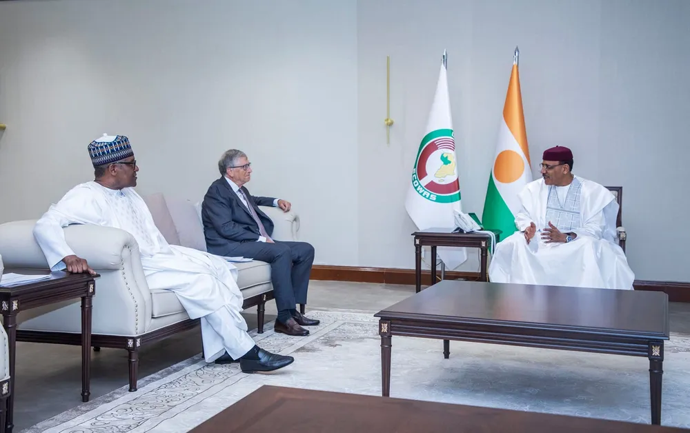 Mohamed Bazoum reçoit Bill Gates et Aliko Dangote au Niger