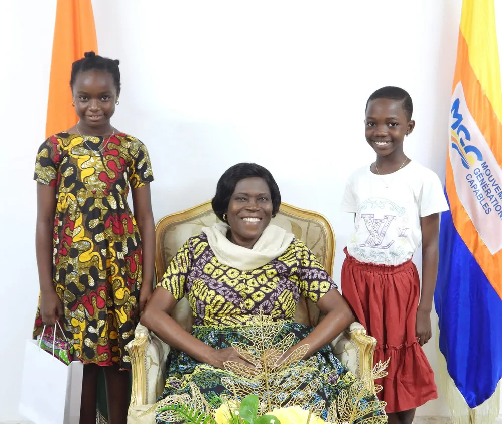Les deux écolières ivoiriennes du concours international de dictée reçues par Simone Gbagbo après leur brillante participation au Canada