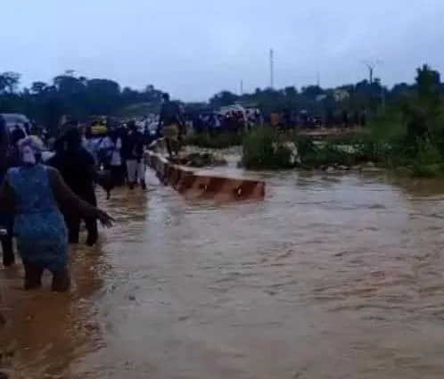 Inondation au carrefour kilomètres 17 d’Adiopodoumé: l’axe Yopougon – Songon coupé en deux ce 11 juin