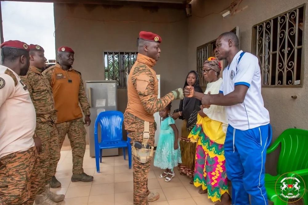 Burkina : le Capitaine Ibrahim Traoré chez des familles des FDS tombés au front
