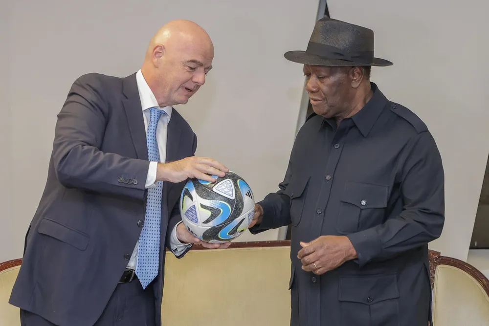 Organisation CAN 2023 : Alassane Ouattara reçoit le prix d’excellence de la CAF