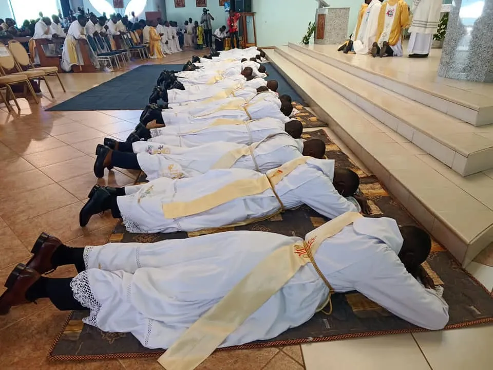 Bénédiction couples de même sexe à l’église : un prêtre catholique réagit, « Dieu nous parle »