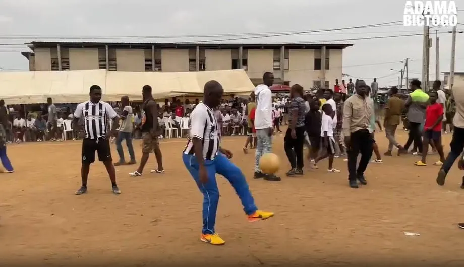 Adama Bictogo dans la peau de Pélé aux côtés des jeunes de Yopougon, vidéo