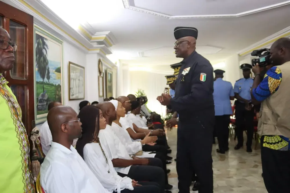 Décès de Gaston Ouassenan Koné: descente de la police chez la famille