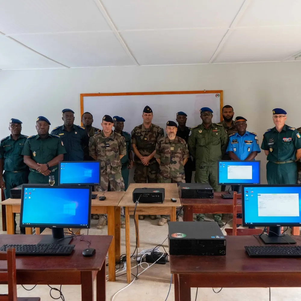 Coopération militaire: une salle informatique des forces françaises aux Forces Armées de Côte d’Ivoire (FACI)