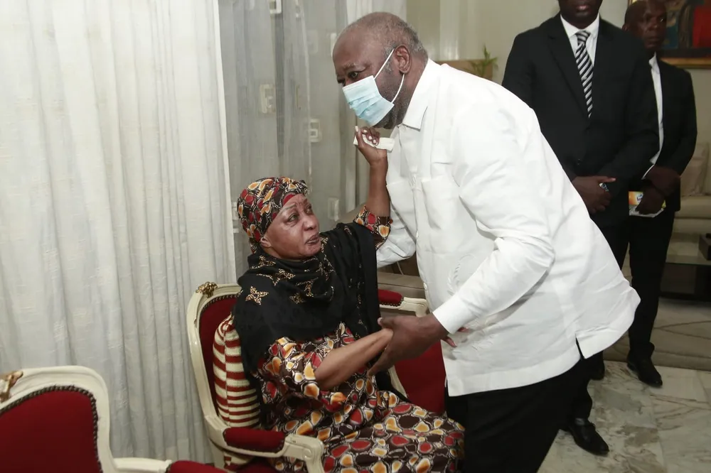 Bédié décédé : Gbagbo pleure aux côtés de Henriette Bédié, des images insoutenables