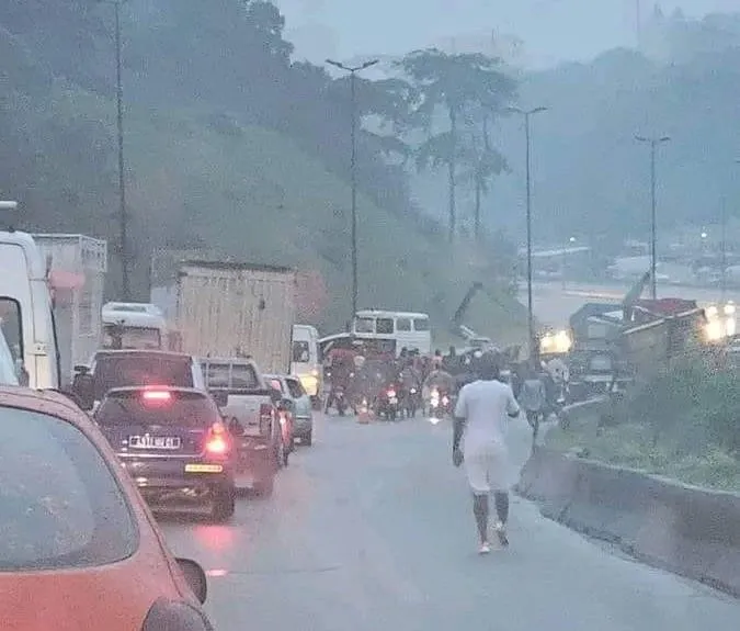 Un camion renversé sur la voie sens Yopougon – Adjamé ce 18 août : un gigantesque embouteillage signalé