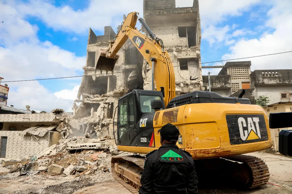 Démolition d’un immeuble R+4 menaçant de s’effondrer à Yopougon