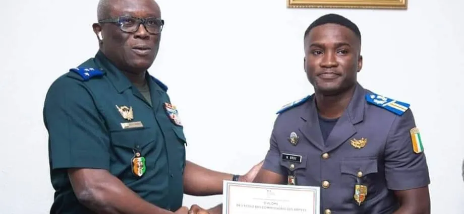 Israël Brou, le 1er africain major de l’École de commissariat des Armées de France félicité par le général Lassina Doumbia