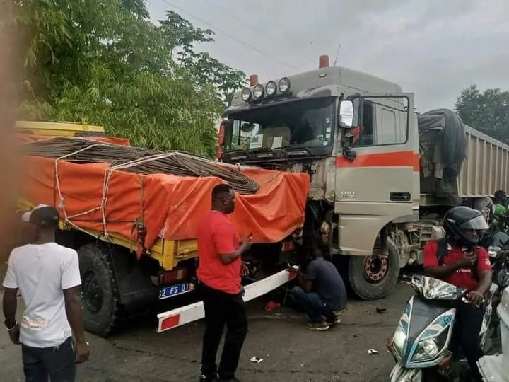 Axe Abidjan-Yamoussoukro, un camion bloqué sous le pont de Lolobo ce mercredi : circulation perturbée