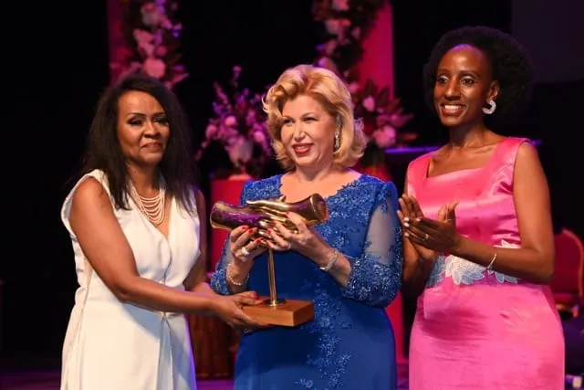 Dîner de gala des Epouses des Chefs de Mission Diplomatique en Côte d’Ivoire : Dominique Ouattara honorée
