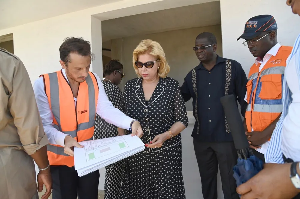 Dominique Ouattara s’assure de la bonne marche du futur centre d’accueil pour femmes victimes de violence à Adiaké