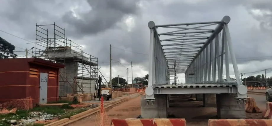 Chantier autoroute Yopougon-Dabou : installation de ponts à piétons