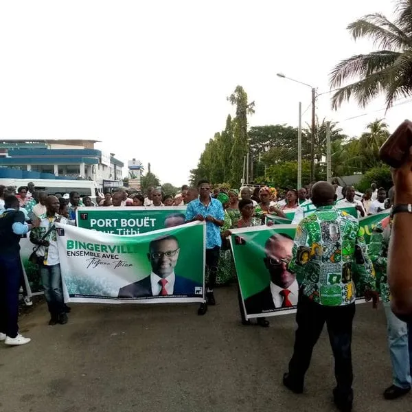 Dépôt de candidature à la présidence du PDCI: une foule accompagne Tidjane Thiam à la maison du parti, des images