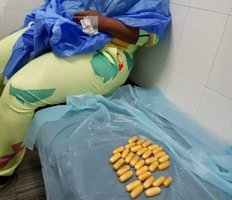 Douane sénégalaise : une Sud-africaine arrêtée avec 100 boulettes de cocaïne dans l’estomac