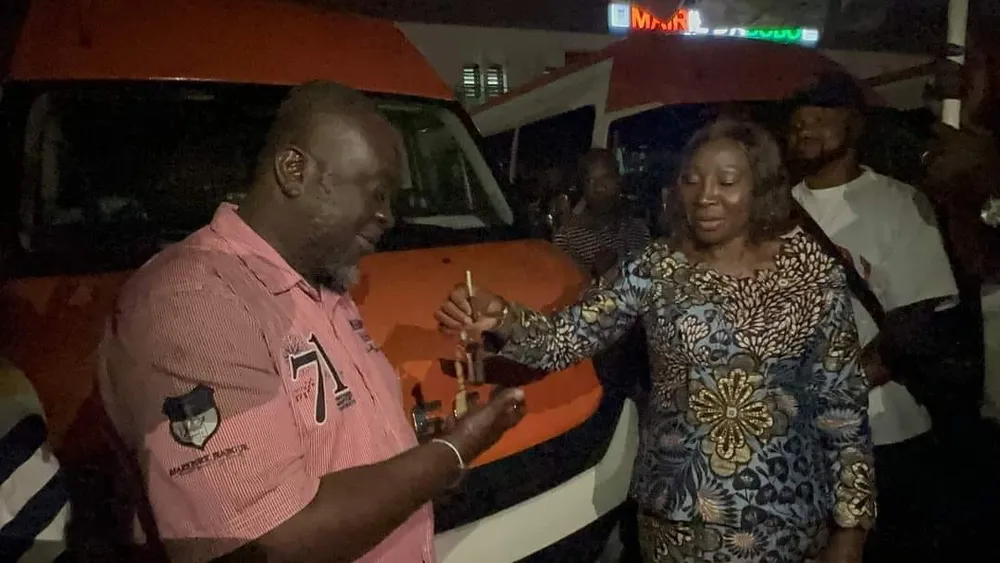 Abobo: Kandia Camara remet huit gbaka « L’Abidjanais » aux transporteurs